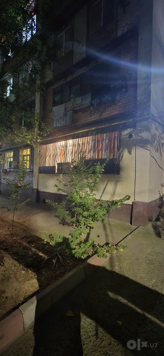 Продаётся под коммерческое помещение, фасад 8 метров. Первая линия.