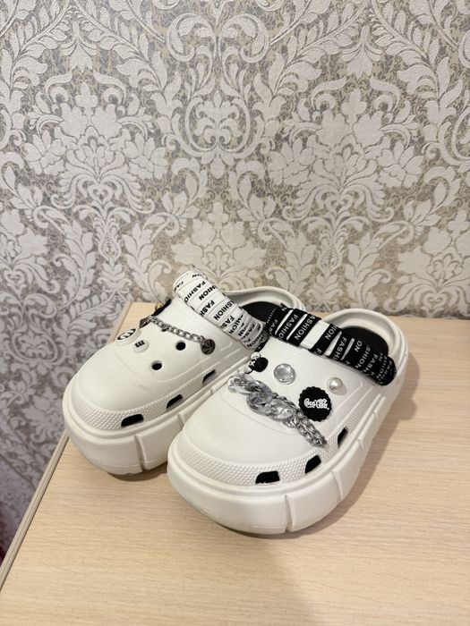 Кроксы с джибитсами 4000тг