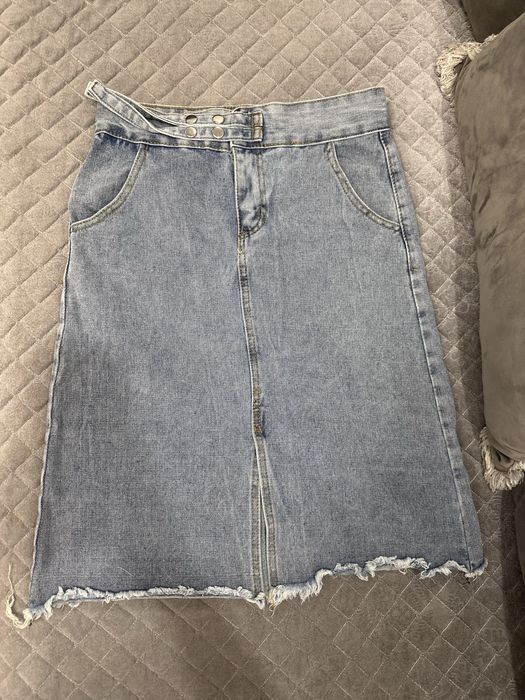 Джинсовая юбка ниже колен