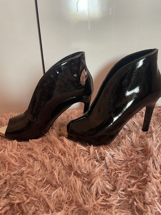 Дамски обувки на ток, токчета черни златни