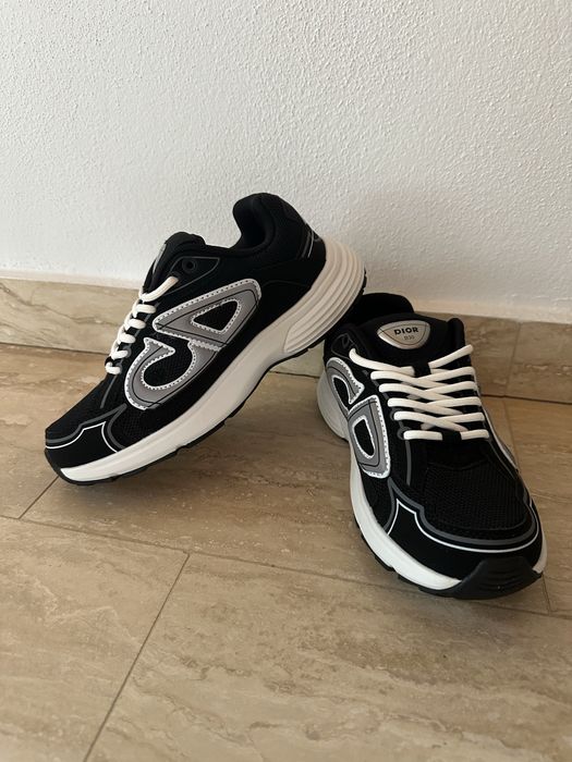 Adidasi Dior.
