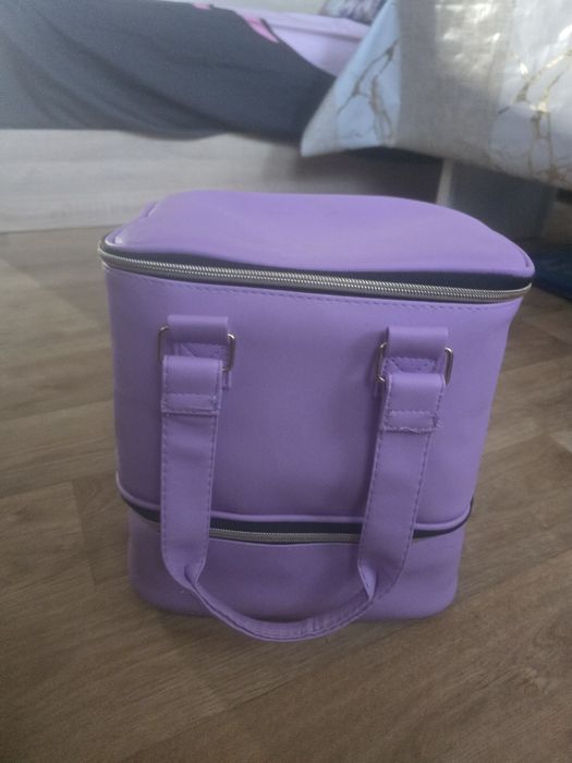 Продавам чанта за съхранение на маникюр