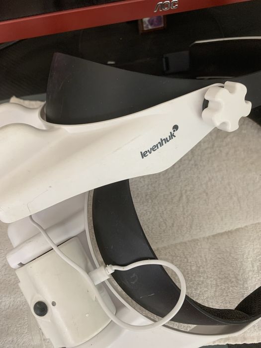 Очила с лупи и осветление