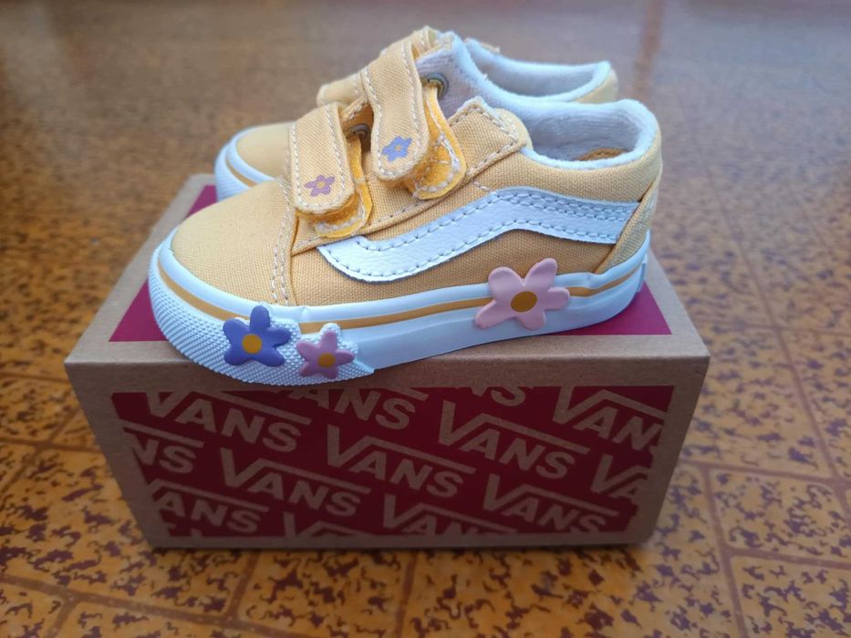 Чисто нови бебешки кецове Vans, с кутията! Размер: 19.