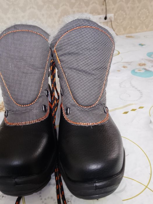 Продам зимний спец обувь