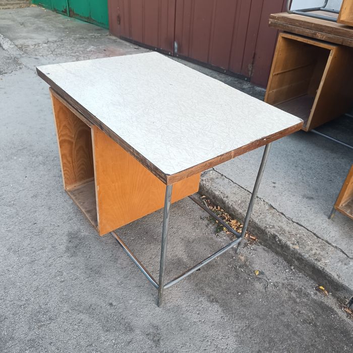 Дървено метално бюро чин