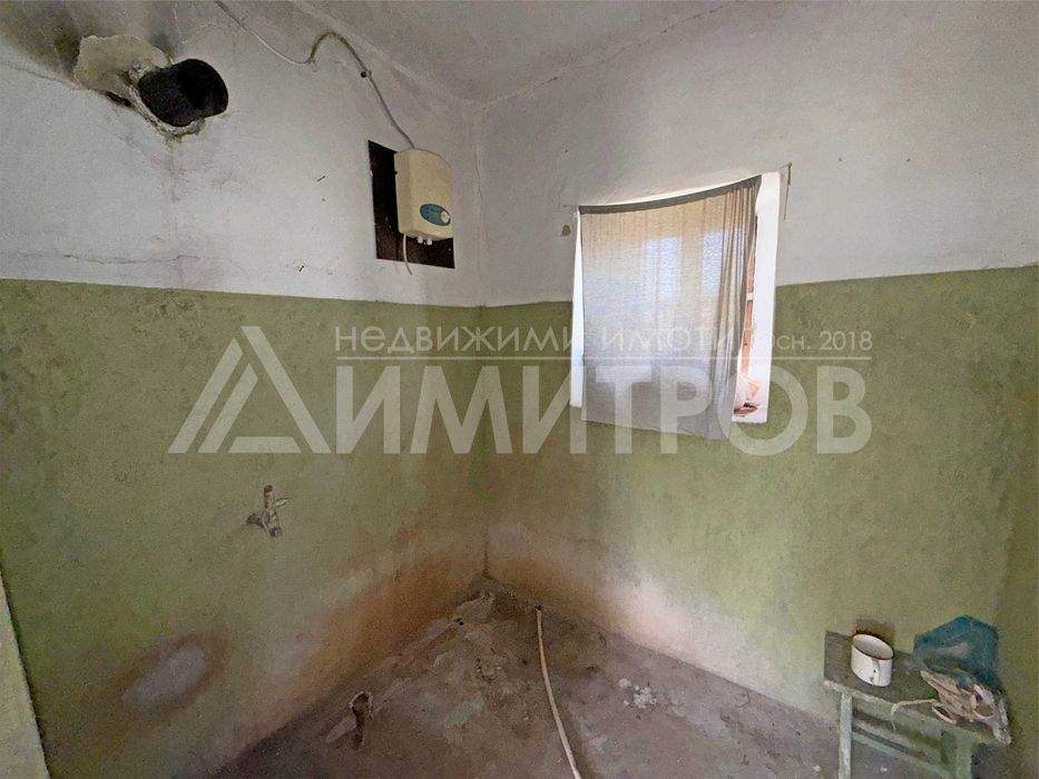 Продава автентична селска къща с кладенец в с. Памукчии, общ. Нови пазар (обл. Шумен).