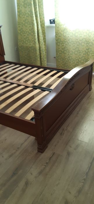 Кровать в комплекте, двуспальная.