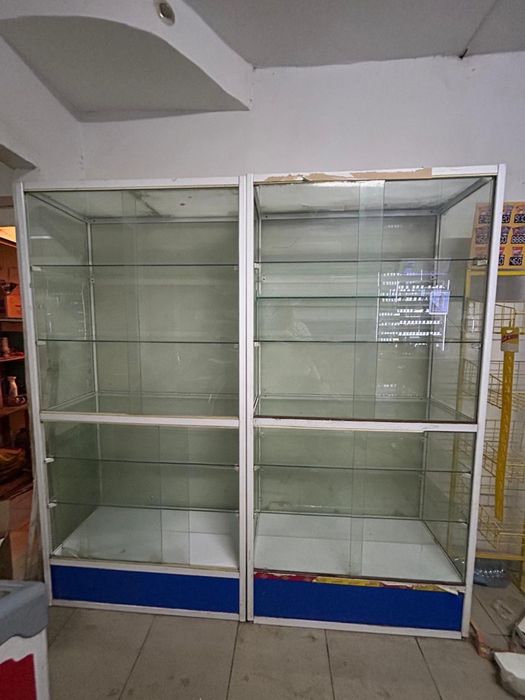 Витрины стеклянные срочно 2шт