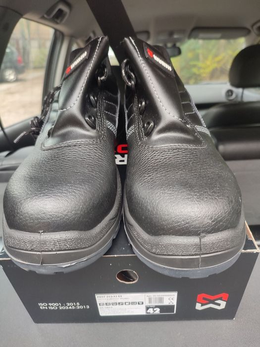 Чисто нови работни обувки