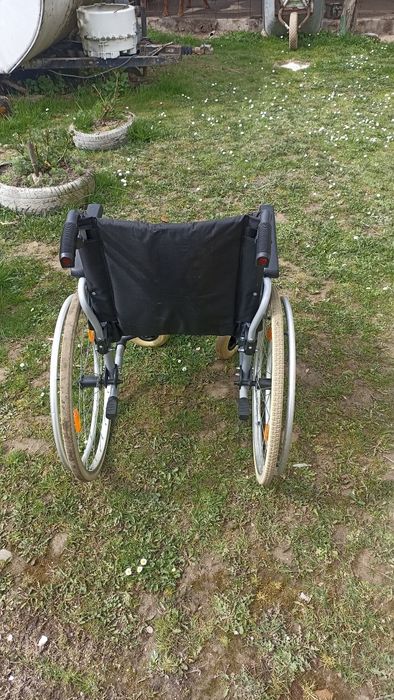 Vând scaun cu rotile pliabil destinat persoanelor cu mobilitate redusă