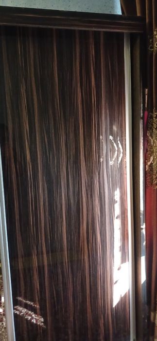 Акрил Шкаф  эшиклари роликли холати  яхши