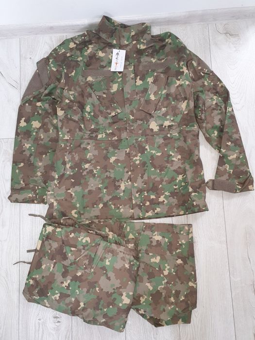 Costum combat militar