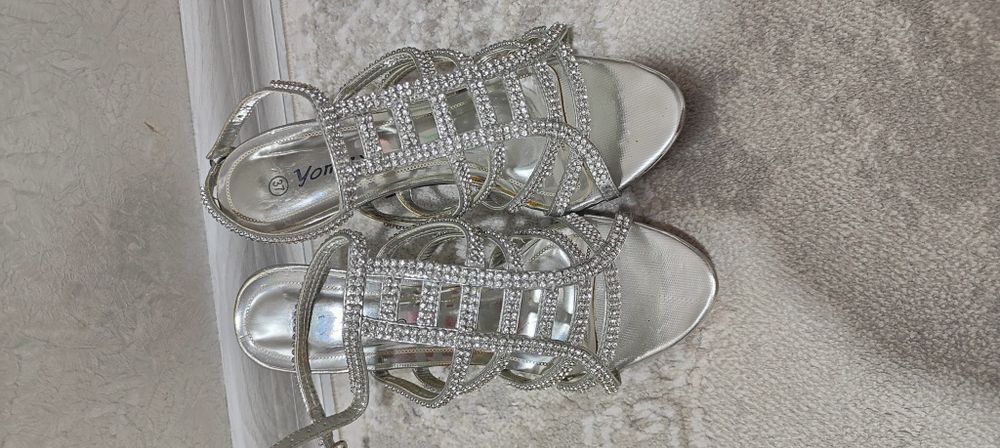 Обувки с ток сребристи