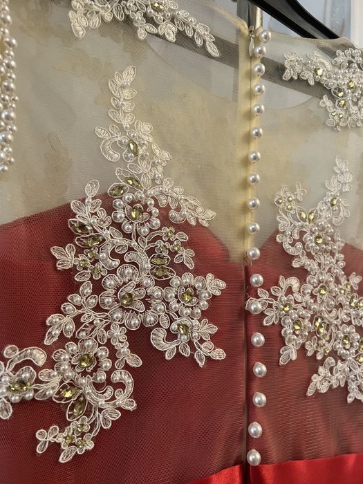 Вечернее красное платье