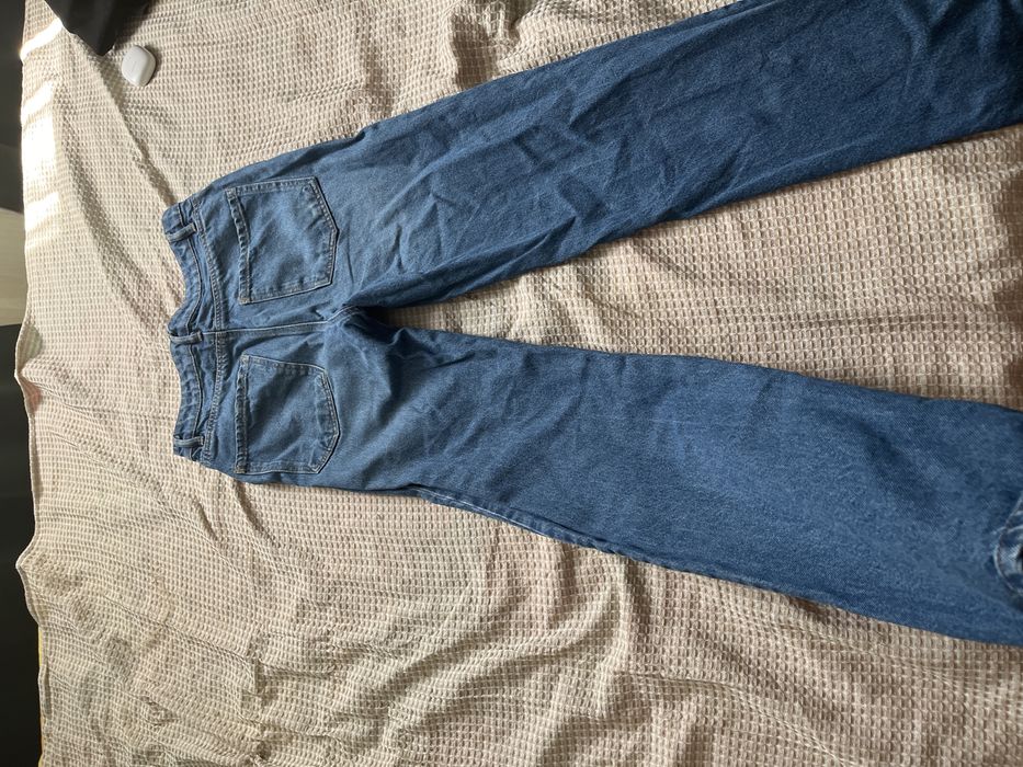 Продавам дънки с камъчета свободни и удобни носени 2,3 пъти