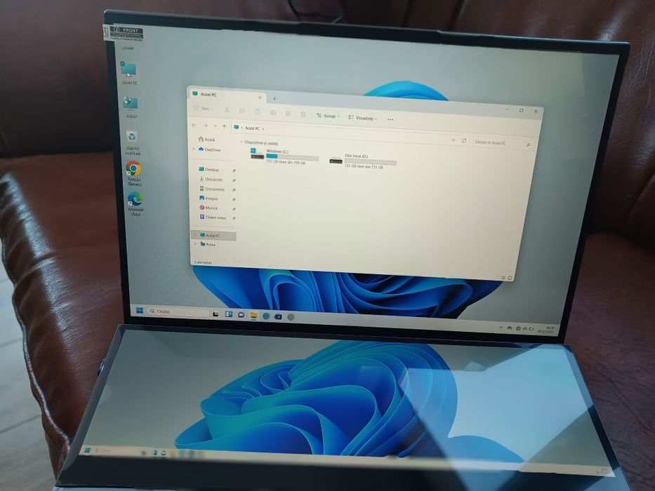 Laptop gaming dual screen