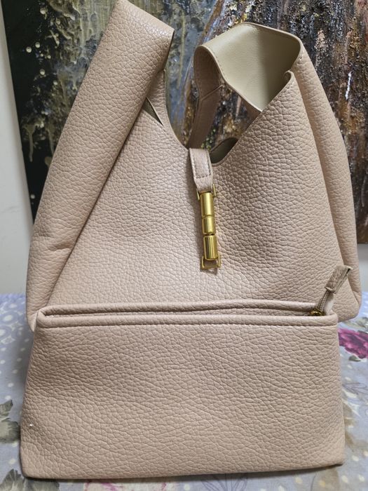 Стилна дамска чанта в нежно бежово – елегантен и модерен модел