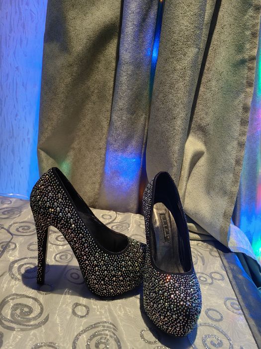 Продам обувь за все 8000 р.35-36