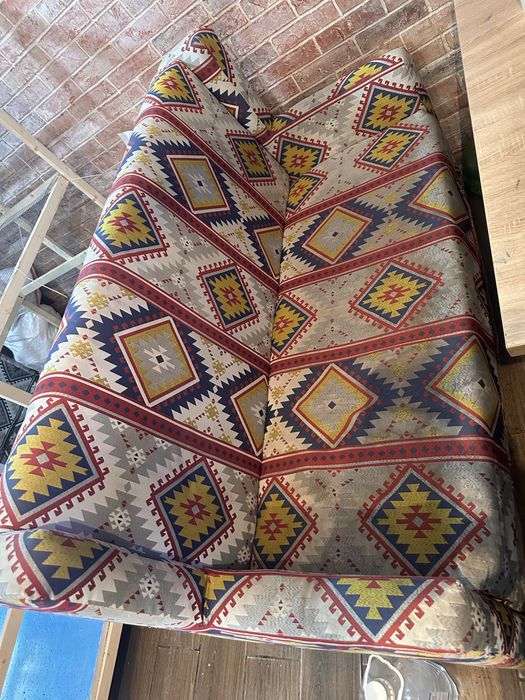 Отдам три дивана даром