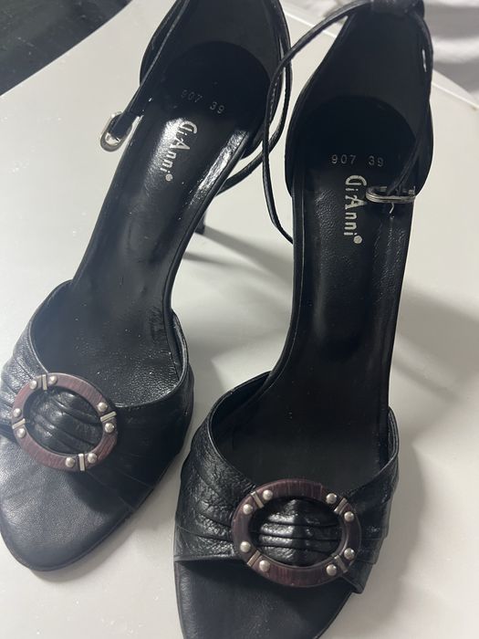 Елегантни обувки и сандали