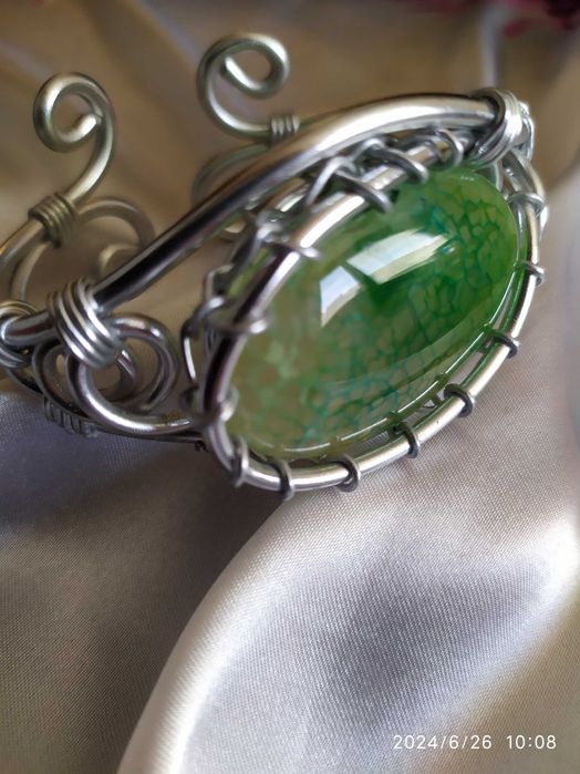 Ръчно изработени гривни от естествени кристали и бижутерска тел.