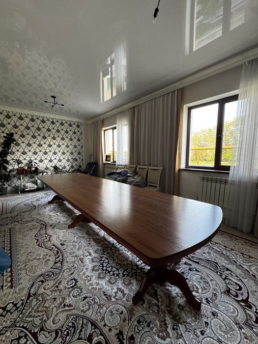 Гостиный стол красное дерево