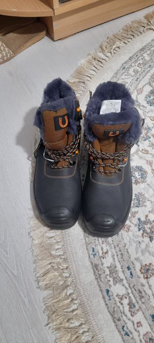 Продаю спец ботинку