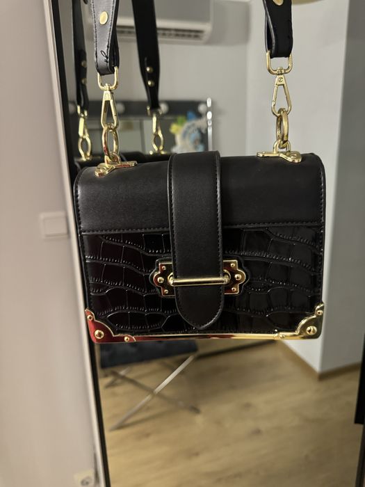 Чанта в черно със златисти елементи