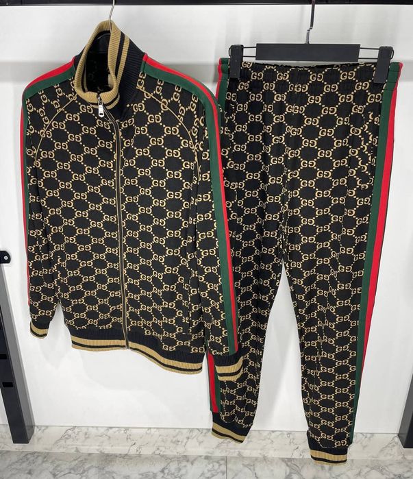 Vand treninguri gucci și Burberry