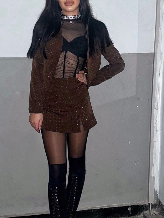 Дамски комплект сако и пола-панталон с камъчета