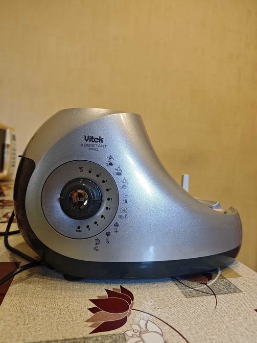 Продается кухонный комбайн Vitek VT-1616 SR, соковыжималка, блендер