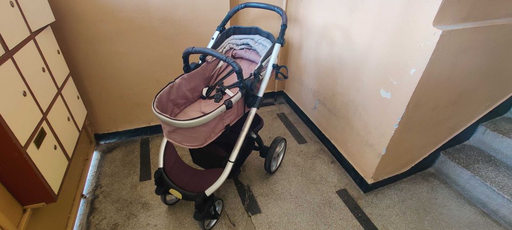 Продава се бебешка количка.