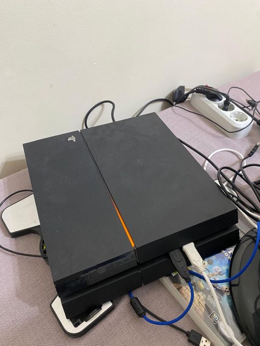 Продам PlayStation 4