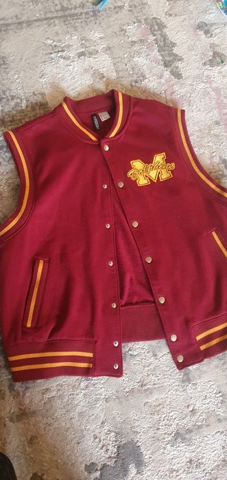 Vestă colegiu modernă
