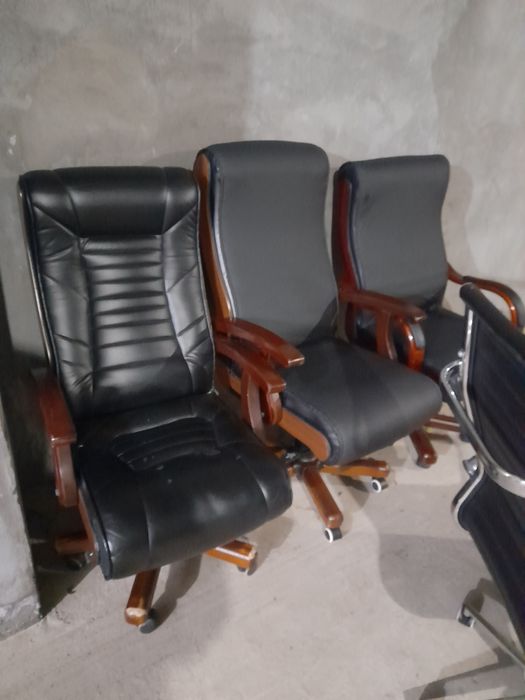 Продаются офисное кресло в рабочем состоянии .