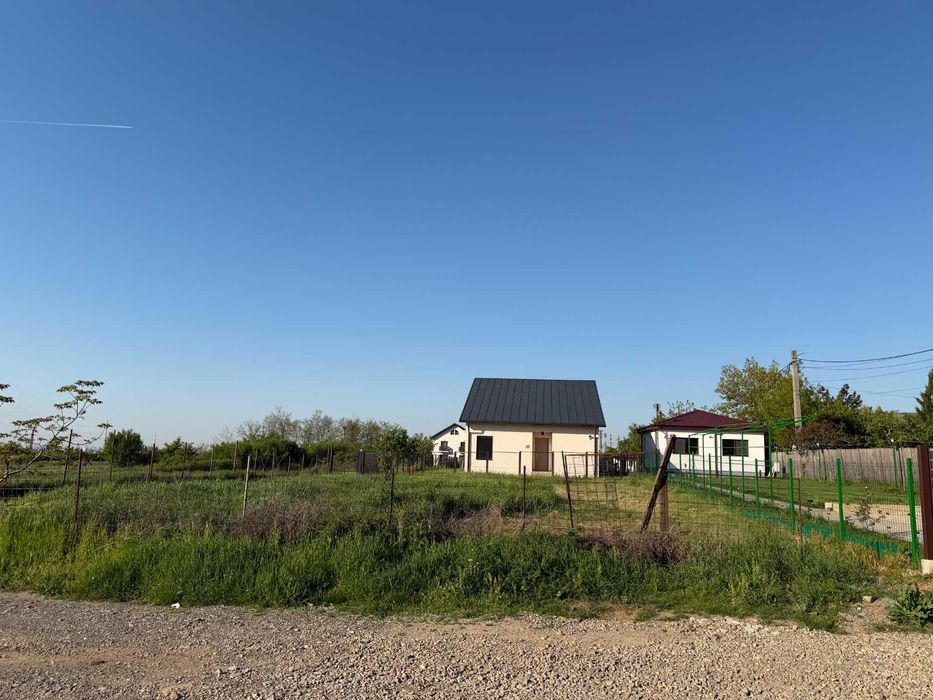 Teren intravilan 500 mp în Cocoșești – vedere la pădure, utilități la poartă, deschidere 16,5 m
