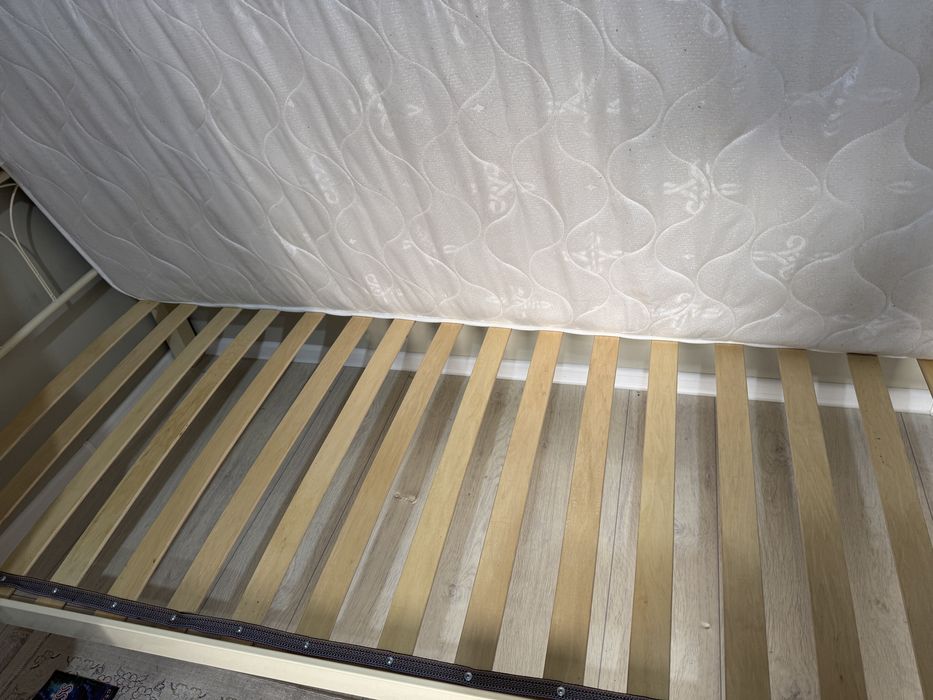 Односпальная кровать с матрасом