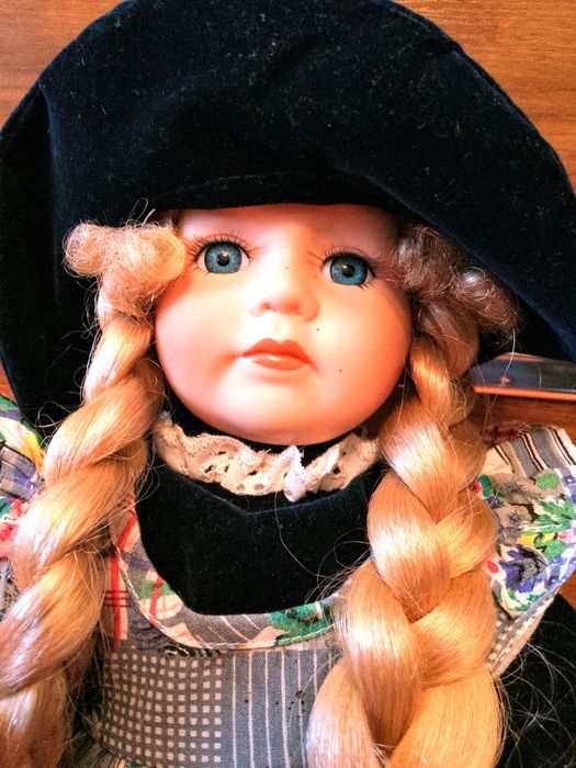 Три артикула - Кукла и две порцеланови чинии