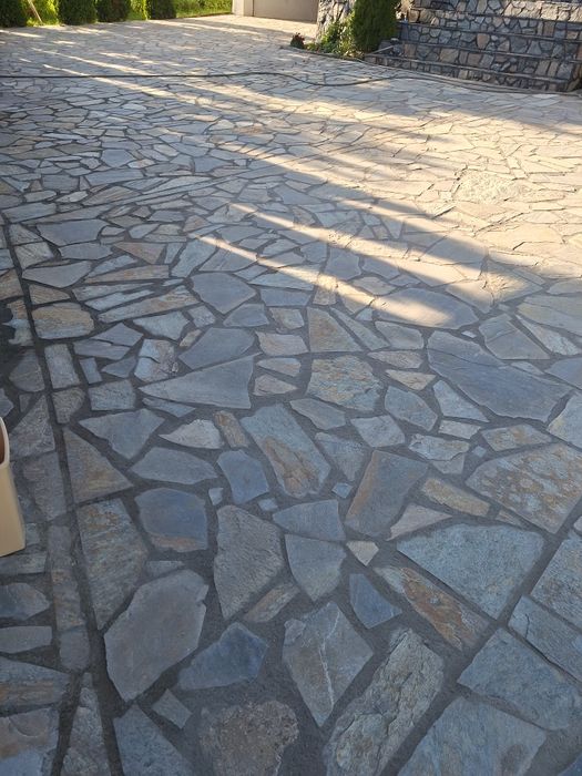 Vând piatra cubica și montez Vând piatra de munte și montez  boldura