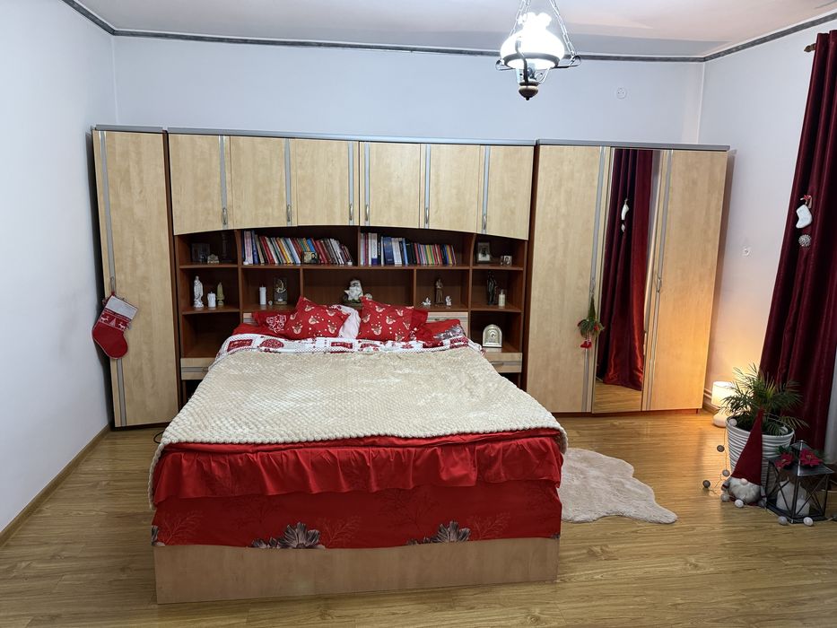 Dormitor cu mobilier si dressing