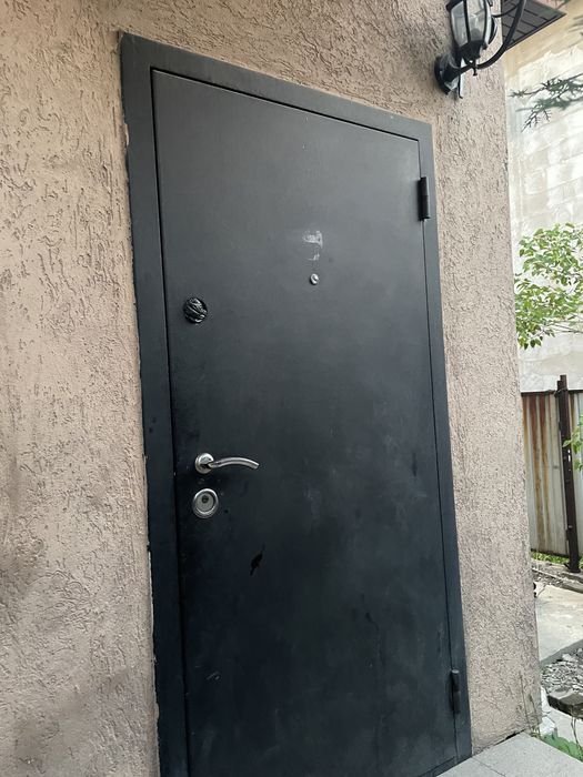 Входная железная дверь