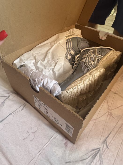 Vand pereche de pantofi Asics marimea 42