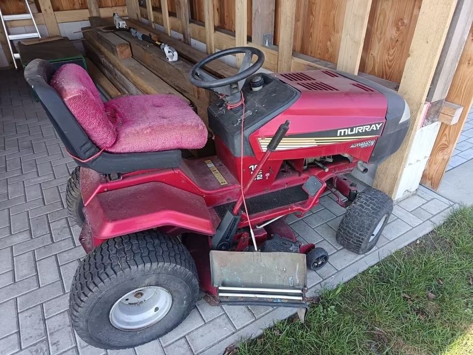 Tractoras tuns iarba Murray