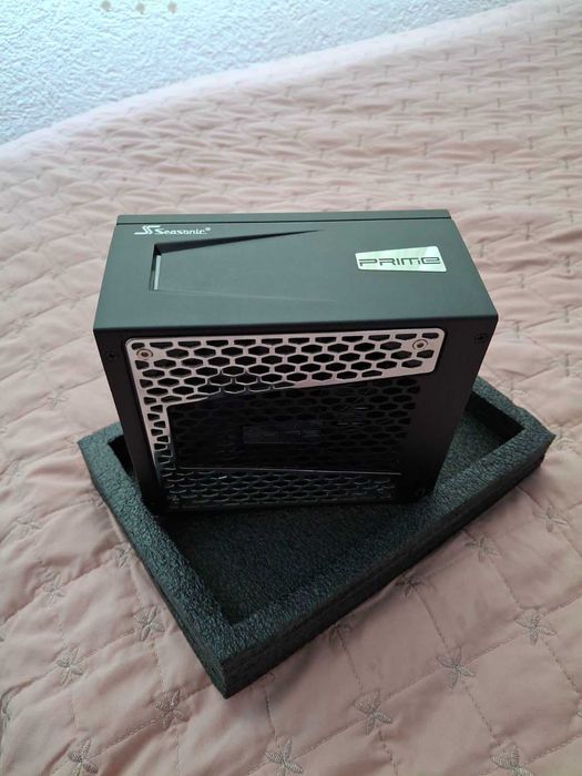 Мощно геймърско захранване Seasonic PRIME 1300W Gold