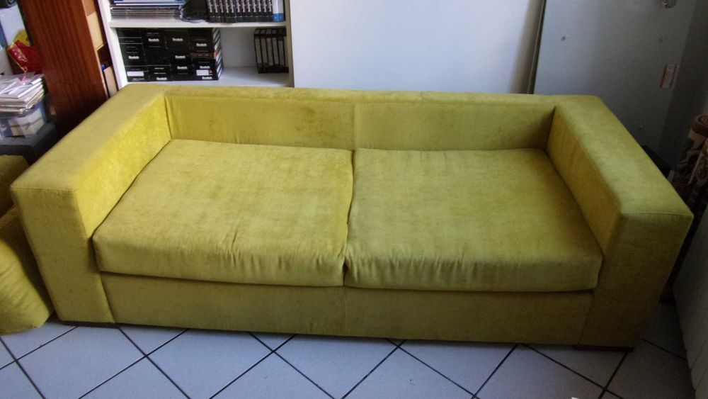 Диван за сядане/спане с жълта тапицерия - в много добро състояние