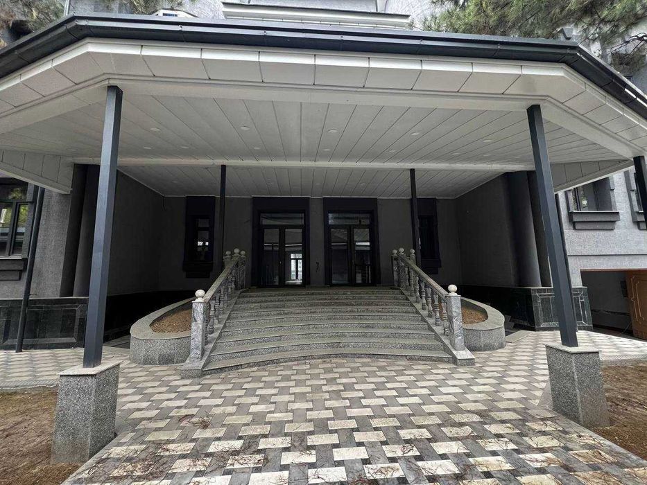 Продаётся коммерческое помещение на участке 19 соток.