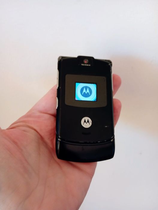 Motorola  V3 + accesorii ( decodat)