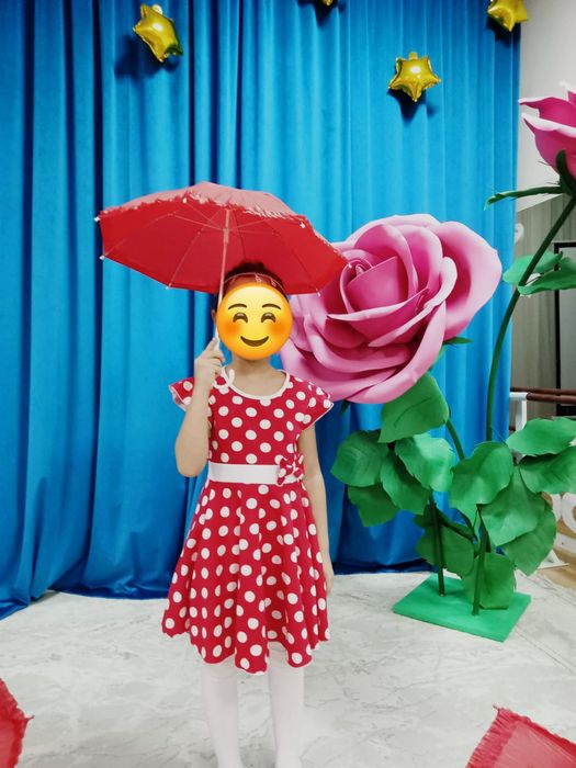 Летнее красное платье с горошком