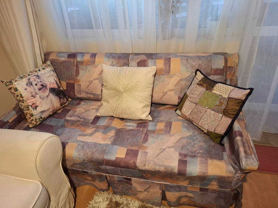 Двуместен старинен диван